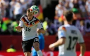 Nico Schlotterbeck, zaguero de Alemania, cabecea el balón en un partido del grupo E del Mundial entre Alemania y Costa de Marfil.