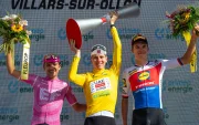 El podio del Tour de Suiza con el segundo lugar, Richard Carapaz de Ecuador del equipo EF Education - EasyPost, el ganador Tadej Pogačar de Eslovenia del equipo UAE Team Emirates-XRG en el centro, y el tercer lugar Mathias Vacek de República Checa del equipo Lidl-Trek.