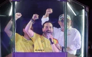 El ultraderechista Abelardo de la Espriella (c) ganador de la segunda vuelta presidencial de este domingo en Colombia pronuncia un discurso, en Barranquilla (Colombia).