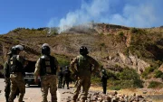 Integrantes del Ejército de Bolivia despejan una vía durante un operativo de desbloqueo este domingo, en Sayari (Bolivia).