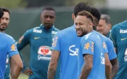 Neymar se ejercita durante un entrenamiento de la Canarinha.