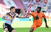 Yan Diomandé encara a Joshua Kimmich durante el partido entre Costa de Marfil y Alemania.