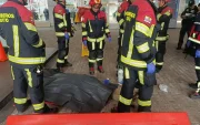 Momento en que funcionarios acuden para atender la emergencia registrada en el Metro de Quito este 22 de junio.