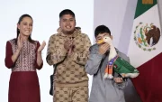 Carlos (d) sostiene al pato Merlín, vestido con una camiseta de la Selección Mexicana de Fútbol, junto a sus familiares Karla Gómez (i) y Cristian (2-d) durante una visita a la presidenta de México, Claudia Sheinbaum.