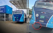 ATM inmoviliza bus denunciado por circular con una sola llanta.