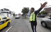 Vehículos circulan en Quito bajo la normativa de Pico y placa aplicada por la Agencia Metropolitana de Tránsito.