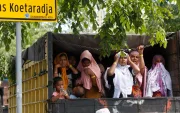 Mujeres rohingya refugiadas que esperan en un camión tras ser reubicadas forzosamente en Banda Aceh, Indonesia, el 7 de noviembre de 2024.