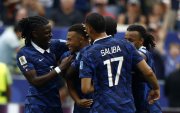 Kylian Mbappé (c) es felicitado por sus compañeros tras anota el 1-0 ante Irak este lunes 22 de junio.