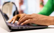 Al programa Jóvenes en Acción pueden aplicar quienes no tengan seguro social ni sean beneficiarios de bonos estatales.