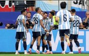 Los jugadores de la selección Argentina celebran uno de los dos tantos con los que vencieron a Austria