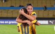 La capitana del equipo nacional, Gigi Moreira (d) celebra la clasificación al repechaje.