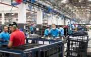 Un grupo de trabajadores cumple con su jornada de trabajo en una fábrica.