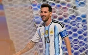 Lionel Messi, de Argentina, observa durante el partido de la fase de grupos del Mundial 2026 entre Argentina y Argelia.