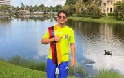 Eduardo Jara posa con la indumentaria oficial de la FIFA, luciendo los colores de Ecuador.