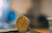 Por un giro del destino, un golpe de suerte, una diferencia mínima que se esconde detrás de todo margen de error estadístico, la derecha se ha impuesto en Colombia y Perú.
