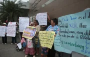 Familias de pacientes con XLH realizaron un plantón frente al Hospital del Niño Icaza Bustamante para exigir acceso a tratamiento.
