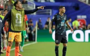 Miguel Almirón (der.) fue expulsado en el juego contra Turquía en el Mundial 2026: se tapó la boca para hablar con rival.