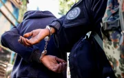 Un integrante de la Policía Civil de Río de Janeiro custodia a una persona detenida en la "Operación Contención" este martes, en la favela de Santa Marta, en Río de Janeiro (Brasil).