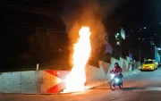 Moradores del sector Alma Lojana incendiaron una motocicleta tras un presunto asalto, mientras la Policía y Bomberos controlaban la emergencia en Quito hoy