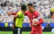 Cristiano Ronaldo discute con el árbitro en el Portugal vs. Uzbequistán.