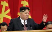 Fotografía que muestra al líder norcoreano, Kim Jong-un, hablando durante la Segunda Reunión Plenaria del 9º Comité Central del Partido de los Trabajadores.