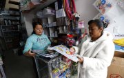 Madre de familia compara precios de útiles escolares en la Sierra ecuatoriana.