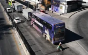 Fotografía que muestra vehículos esperando para cargar combustible este martes, en La Paz (Bolivia).