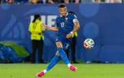 Kylian Mbappe de Francia patea un balón este lunes, en un partido del grupo I del Mundial de la FIFA 2026 entre Francia e Irak en el estadio Lincoln Financial Field en Filadelfia (Estados Unidos).