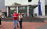 Ciudadanos caminan al pie del edificio del SRI, en Guayaquil.