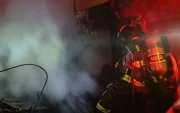 Bomberos de Quito controlaron un incendio estructural en una recicladora de Guamaní durante la madrugada y evitaron que las llamas se propagaran.