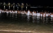 Los creyentes de San Juan en el balneario de Salinas en su ingreso al mar