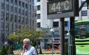 Un termómetro marca 44 º C este miércoles en Bilbao.