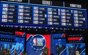 Los picks del Draft NBA 2026 aparecen en pantalla al finalizar la primera ronda en el Barclays Center, ubicado en el distrito de Brooklyn, en Nueva York.
