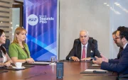 Representantes de la CFN y del Banco del Austro en la firma del convenio.