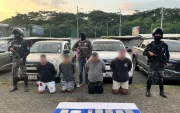 La Policía presentó a los sospechosos detenidos en Chone junto con los indicios recabados durante el operativo.
