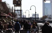 Decenas de personas al recorrer el turístico barrio de Puerto Madero, en la ciudad de Buenos Aires (Argentina)