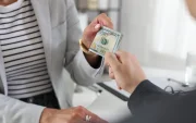 Referencial. Entrega de dinero refleja el pago del décimo cuarto sueldo en Quito en 2026