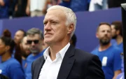 El seleccionador de Francia, Didier Deschamps, observa antes del partido de la fase de grupos de la Copa Mundial de la FIFA 2026 entre Francia e Irak.