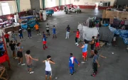 Atletas entrenan en un gimnasio de boxeo donde familias sin hogar se han instalado, en La Habana Vieja, el 9 de junio de 2026.