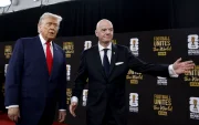 El presidente de Estados Unidos, Donald Trump (i), interactúa con Gianni Infantino, presidente de la FIFA.