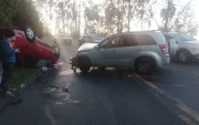 Un vehículo volcó tras impactarse con otro automotor en Monserrat, provocando demoras y congestión durante las primeras horas.