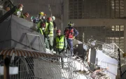 Equipos de rescate trabajan entre los escombros tras los terremotos que sacudieron Venezuela.