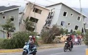Vista de varios edificios dañados por los terremotos en la localidad de Catia La Mar, en el estado costero de La Guaira (Venezuela) este jueves.