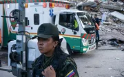 Equipos de rescate participan en la remoción de escombros tras los terremotos en Chacao, Caracas.