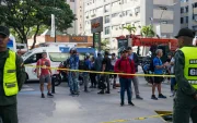Personas observan las labores de rescate y remoción de escombros tras los terremotos en Chacao, Caracas.