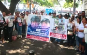 Los familiares de los guardias desaparecidos realizaron un plantón al pie de la Gobernación del Guayas, en Guayaquil, para exigir resultados de la búsqueda.