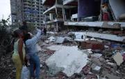 Residentes permanecen entre los escombros de viviendas colapsadas tras los terremotos en Catia La Mar, estado La Guaira.