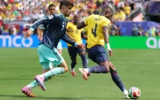 Ecuador - Alemania: Joel Ordóñez (der.) sale desde la zaga contra los teutones.