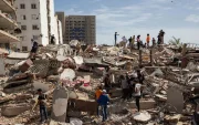 Rescatistas y voluntarios intensifican las labores de búsqueda entre estructuras colapsadas tras el fuerte sismo en Venezuela.
