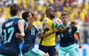 Ecuador - Alemania: el ecuatoriano Enner Valencia intenta superar la marca de los teutones, entre estos la joven figura Jamal Musiala (10).